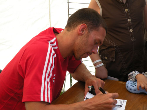 Hugues Duboscq signant des autographes